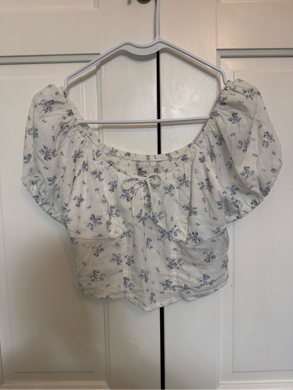 Hollister White Blue Floral Tie-Front Off-Shoulder Crop Top